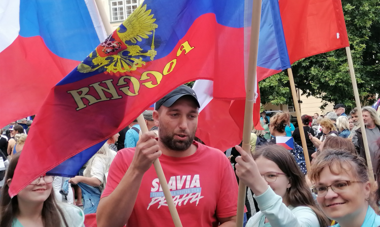 Na demonstraci proti vládě Petra Fialy (ODS) v létě vlály i ruské vlajky (Jenny Nowak / FORUM 24)