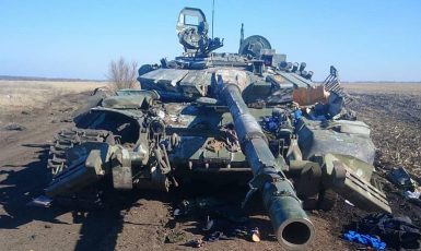 Zničený ruský tank na Ukrajině (armyinform.com.ua / Wikimedia Commons / CC BY 4.0)