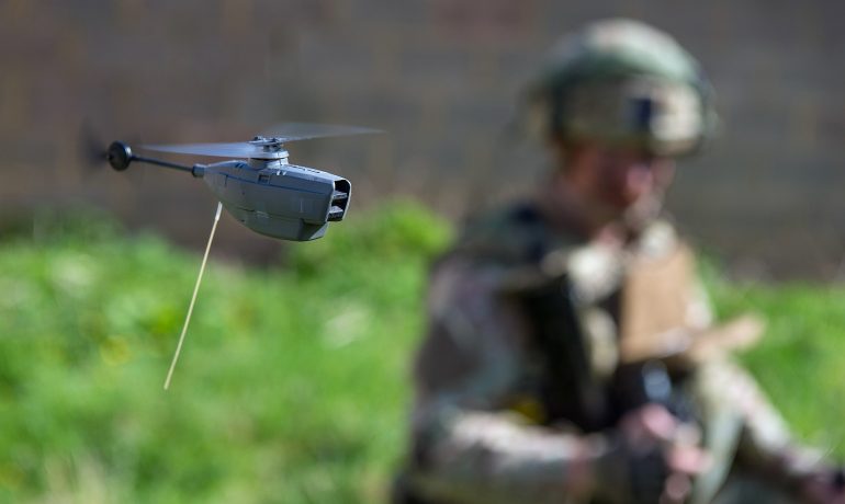Mikrodron Black Hornet v akci (Corporal Daniel Wiepen / Wikimedia Commons / CC BY-SA 2.0)