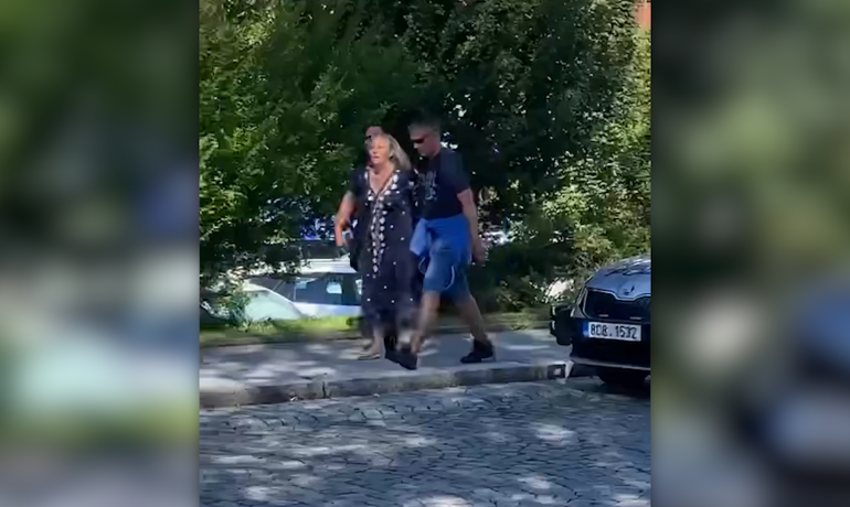 Neuniformovaní policisté zadrželi ženu na mítinku Andreje Babiše (FORUM 24)