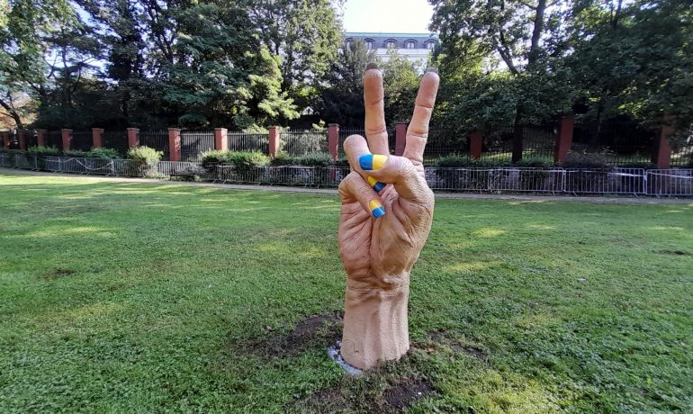 Socha "ukrajinské ruky" před ruskou ambasádou v Praze (Pavel Šmejkal, FORUM 24)