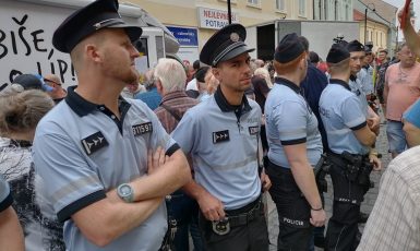 Atmosféra na mítinku Andreje Babiše ve Slaném byla vyhrocená (Jenny Nowak / FORUM 24)