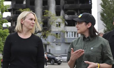 Bridget Brinková (vlevo), americká velvyslankyně na Ukrajině, v červnu 2022 na návštěvě Boroďjanky, kterou zničily ruské útoky. (U.S. Embassy Kyiv Ukraine, Wikimedia Commons / CC BY-SA 2.0)