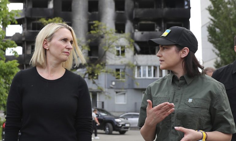 Bridget Brinková (vlevo), americká velvyslankyně na Ukrajině, v červnu 2022 na návštěvě Boroďjanky, kterou zničily ruské útoky. (U.S. Embassy Kyiv Ukraine, Wikimedia Commons / CC BY-SA 2.0)