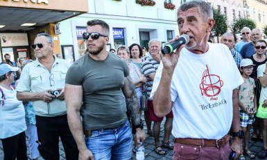 Andrej Babiš (ANO) na mítinku se svou ochrankou (Pavel Hofman / FORUM 24)