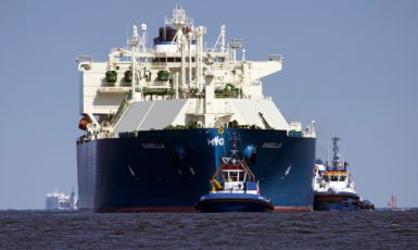 Tanker Isabella přiváží do polského přístavu Štětín-Svinoústí zkapalněný americký plyn (28. 4. 2022) (ČTK/PAP/Marcin Bielecki)