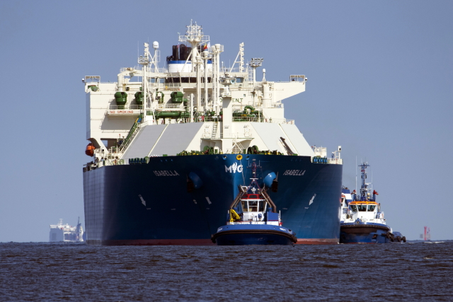 Tanker Isabella přiváží do polského přístavu Štětín-Svinoústí zkapalněný americký plyn (28. 4. 2022) (ČTK/PAP/Marcin Bielecki)