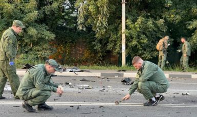 Ruští vyšetřovatelé zkoumají místo činu, kde byla zavražděna Darja Duginová (ČTK/ABACA/AA/ABACA)