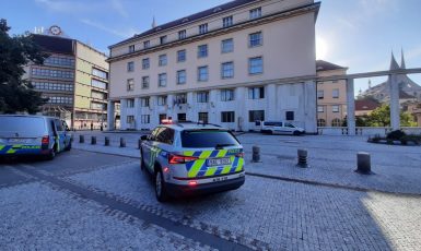 Budova ministerstva zdravotnictví, kde zasahují policisté kvůli nahlášené bombě (Policie ČR / se souhlasem)