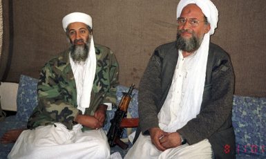 Usáma bin Ládin (vlevo) a Ajmán Zavahrí v roce 2011 v Kábulu (Hamid Mir, wikimedia, CC BY-SA 3.0)