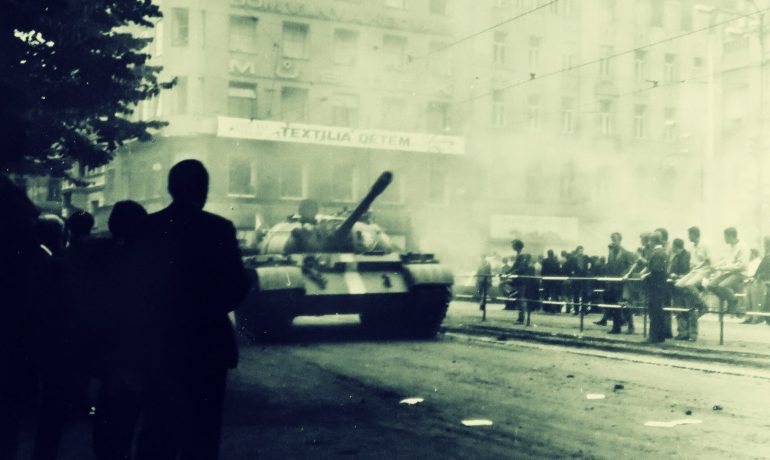 Sovětský okupační tank na Můstku v Praze (Archiv Pavla Šmejkala, se souhlasem)