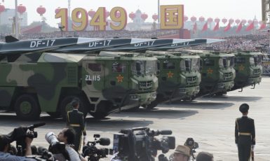 Čínské hypersonické balistické jaderné střely Dongfeng 17 (DF-17) (ČTK/AP/Ng Han Guan)