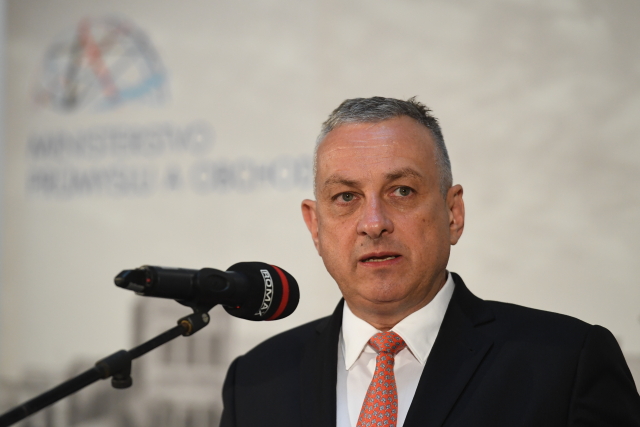 Ministr průmyslu a obchodu Jozef Síkela (za STAN)  (ČTK)