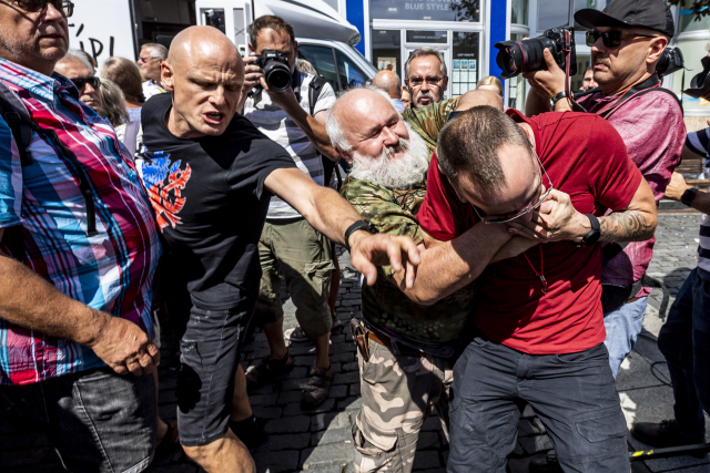 Účastníci mítinku Andreje Babiše (ANO). Muž v černém triku druhý zleva je asistent poslankyně za hnutí ANO Evy Fialové Pavel Ardelean Krouský (ČTK/Hájek Ondřej)