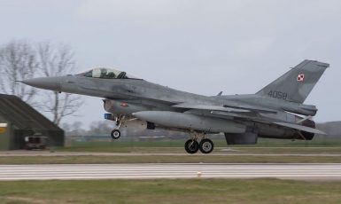 Americký bojový letoun F-16 ve službách polské armády (Gerard van der Schaaf / Wikimedia Commons /CC BY 2.0)