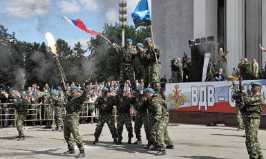 Ruští výsadkáři slaví. Zde v roce 2013. (commons.wikimedia.org/Vitaly V. Kuzmin CC BY 4.0)