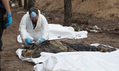 Exhumované oběti z hrobů v Izjumu (General Staff of the Armed Forces of Ukraine, se souhlasem)