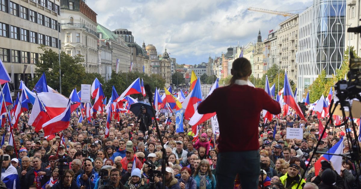 Zrádci národa, přestaňte mávat českými vlajkami