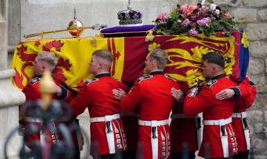Truhla s ostatky královny Alžběty II. před
Westminsterským opatstvím (The Royal Family / se souhlasem)