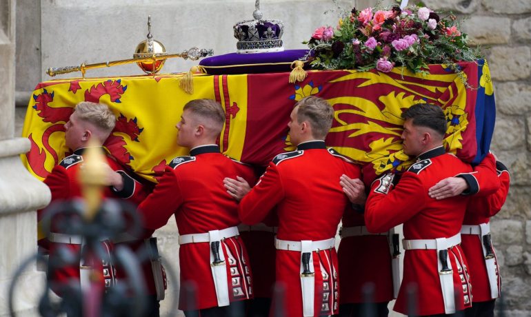 Truhla s ostatky královny Alžběty II. před
Westminsterským opatstvím (The Royal Family / se souhlasem)