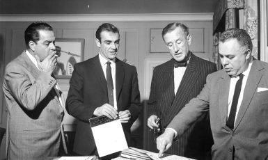 Příprava natáčení první bondovky Dr. No (1962). Zleva: producent Albert R. Broccoli, Sean Connery, Ian Fleming a producent Harry Saltzman. Foto: Ianfleming.com (Kontexty / se souhlasem)