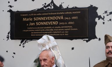 Odhalená pamětní deska, v popředí Jaroslav Ort, vnuk manželů Sonnevendových (Pavel Šmejkal / FORUM 24)