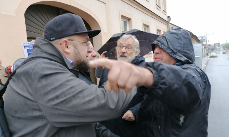 Komunisté v Čelákovicích (uprostřed a vpravo) vyvolávali potyčky, které musela řešit policie. (Jenny Nowak / FORUM 24)