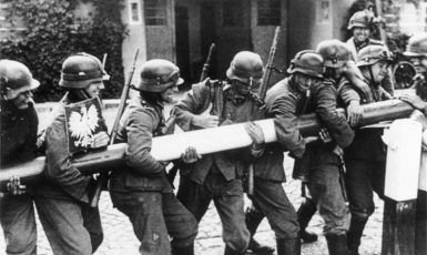 Němečtí vojáci strhávají polskou hraniční závoru (1. září 1939) (Bundesarchiv / Wikimedia Commons / CC BY-SA 3.0 de)