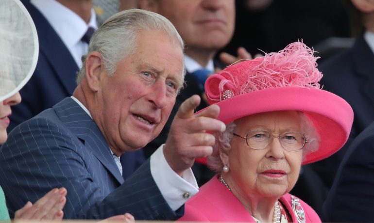 Královna Alžběta II. a její syn král Karel III. (Andrew Matthews / PA Images / Profimedia)