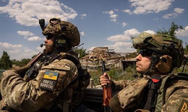 Ukrajinské uniformy mohou posloužit k ruské provokaci na běloruské hranici. Ilustrační foto (ČTK / AP / Evgeniy Maloletka)