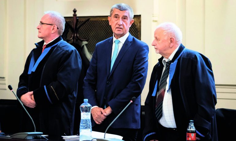Bývalý premiér Andrej Babiš (ANO) se svými advokáty u soudu ke kauze Čapí hnízdo (Profimedia)
