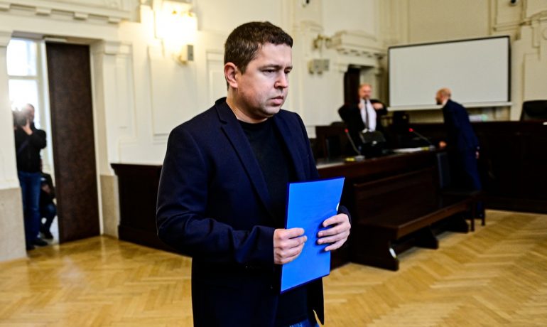 Andrej Babiš mladší před svojí výpovědí u Městského soudu v Praze. (ČTK / Vondrouš Roman)