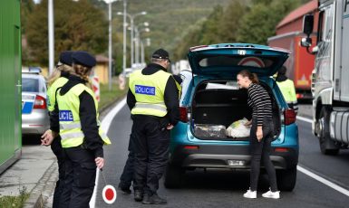 Česká policie zahájila kontroly na česko-slovenské hranici kvůli vysokému počtu uprchlíků, kteří přes ČR přecházejí do Německa a Rakouska (ČTK / Glück Dalibor)
