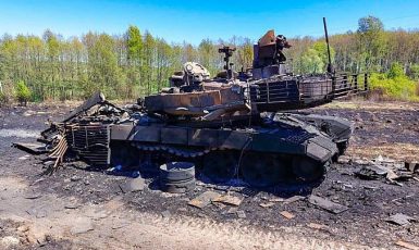Ruský tank zničený v charkovské oblasti (АрміяInform / Wikimedia Commons / CC BY 4.0)