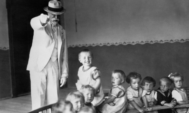Prezident republiky T. G. Masaryk v dětském útulku v Úpici (ČTK)