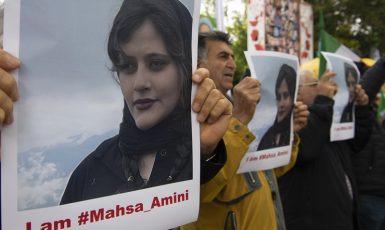 Lidé v Berlíně drží na demonstraci 20. září 2022 fotografii Íránky Mahsá Amíníové, která zemřela poté, co ji zadržela mravnostní policie.  (ČTK)