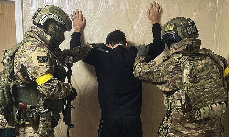 Na zadrženého zrádce byla uvalena vazba. (SBU, se souhlasem)
