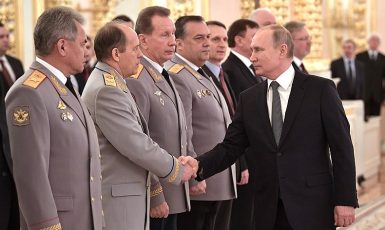 Šéf FSB Alexandr Bortnikov se zdraví s Vladimirem Putinem (Kremlin.ru / Wikimedia Commons / CC BY 4.0)