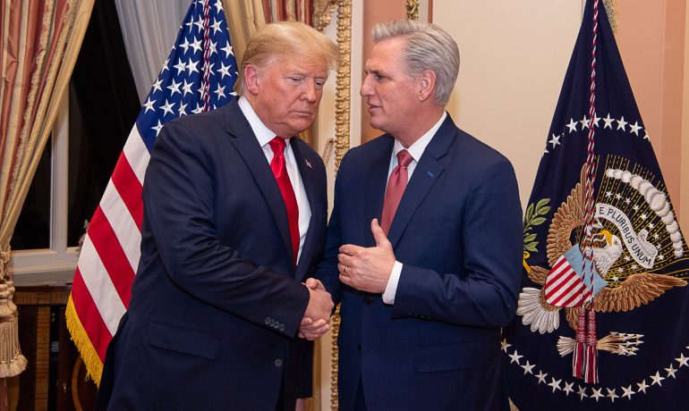 Bývalý americký prezident Donald Trump a předseda republikánské menšiny ve sněmovně reprezentantů Kevin McCarthy (Kevin McCarthy / Public domain / Wikimedia Commons)