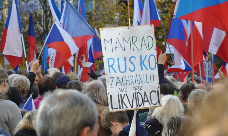 Účastníci protivládní demonstrace zaplnili polovinu Václavského náměstí (Pavel Šmejkal, FORUM 24)
