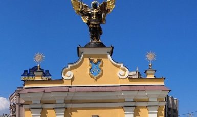 Majdan Nezávislosti v Kyjevě – Ljadská brána se sochou Archanděla Michaela (Tiia Monto / WikiCommons / volné dílo)