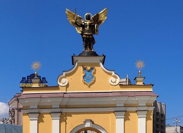 Majdan Nezávislosti v Kyjevě – Ljadská brána se sochou Archanděla Michaela (Tiia Monto / WikiCommons / volné dílo)