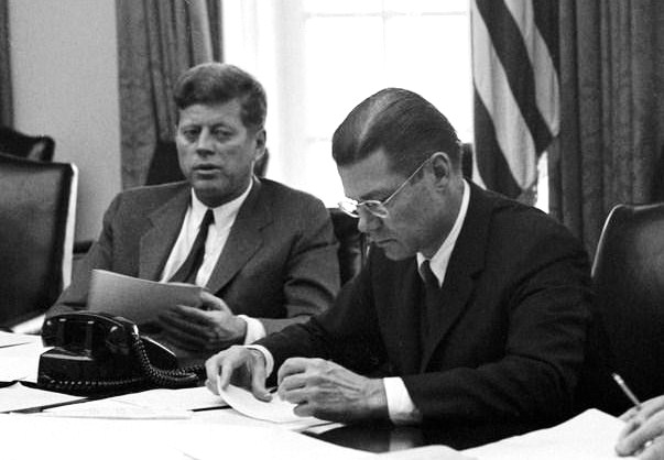 Americký prezident Kennedy a ministr obrany McNamara během karibské krize (1962) (Cecil Stoughton / Kennedy Presidential Library and Museum / Wikimedia Commons / Public Domain)