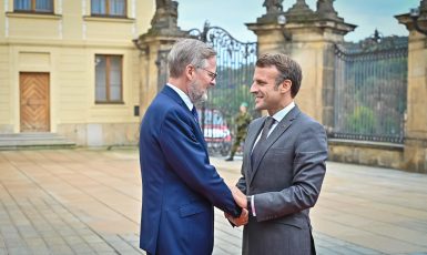 Příjezd státníků na první jednání širšího formátu evropských zemí, Evropského politického společenství. Petr Fiala (ODS), Mateusz Morawiecki, Emmanuel Macron (Úřad vlády ČR)