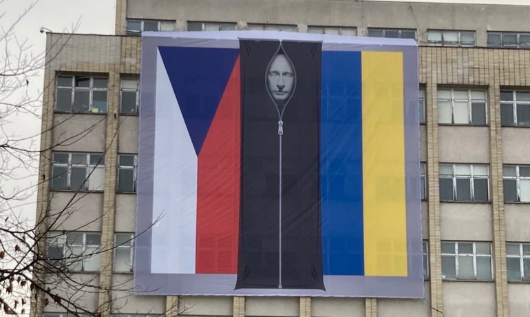 Na budově ministerstva se objevila plachta s Putinem ve vaku na mrtvoly (Ministerstvo vnitra ČR / se souhlasem)
