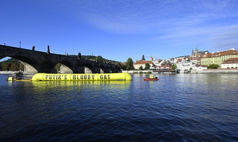 Aktivisté Greenpeace nainstalovali na hladinu řeky Vltavy u Karlova mostu v Praze nafukovací model plynovodu (ČTK / Krumphanzl Michal)