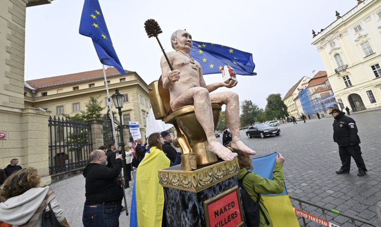 Evropské špičky vítala před Pražským hradem socha Putina na zlaté záchodové míse (říjen 2022) (ČTK / Šimánek Vít)