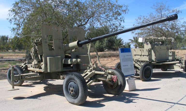 Kanon S-60 v izraelském muzeu Chacerim (Bukvoed, wikimedia, CC BY 2.5)