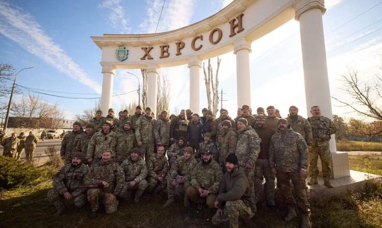 Prezident Volodymyr Zelenskyj s ukrajinskými vojáky v osvobozeném Chersonu (Staff of the Armed Forces of Ukraine / se souhlasem)