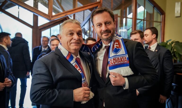 "Všiml jsem si, že Viktor Orbán má starou šálu, proto jsem mu dnes daroval novou," napsal ve čtvrtek na sociální síti slovenský premiér Eduard Heger. (Úřad vlády Slovenské republiky / se souhlasem)